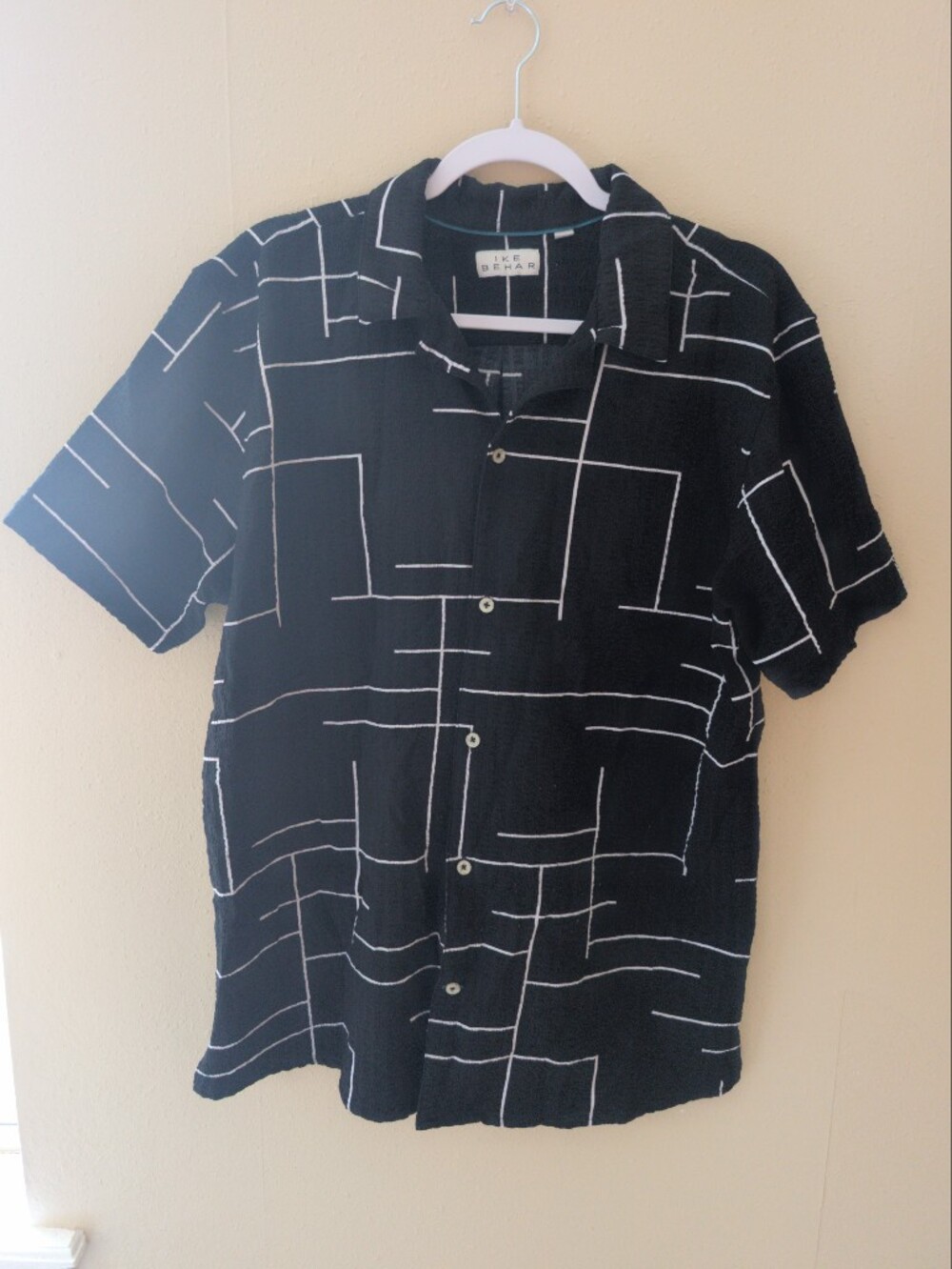 Ike Behar Black Short-Sleeve Button-Up Shirt with White Geometric Lines